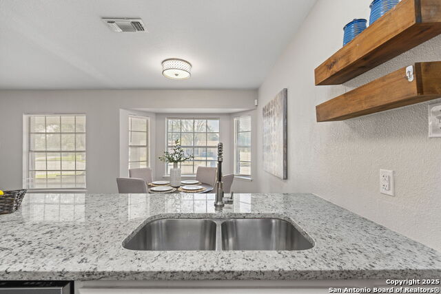 Listing photo id 11 for 4107 Laura Jean