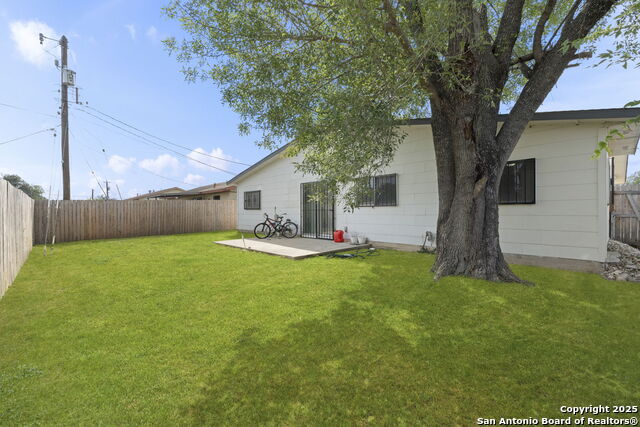 Listing photo id 24 for 4107 Laura Jean