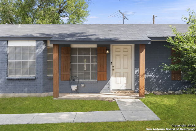 Listing photo id 1 for 4107 Laura Jean