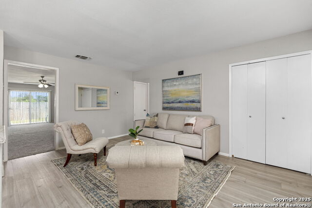 Listing photo id 3 for 4107 Laura Jean