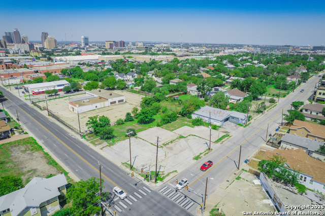 Listing photo id 0 for 1533 E Houston St