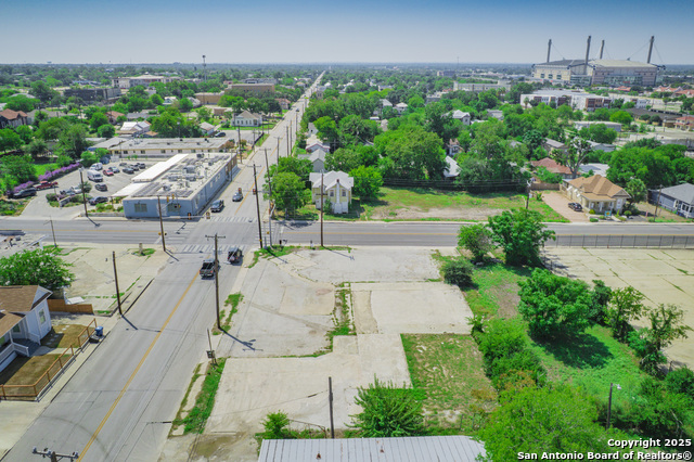 Listing photo id 1 for 1533 E Houston St