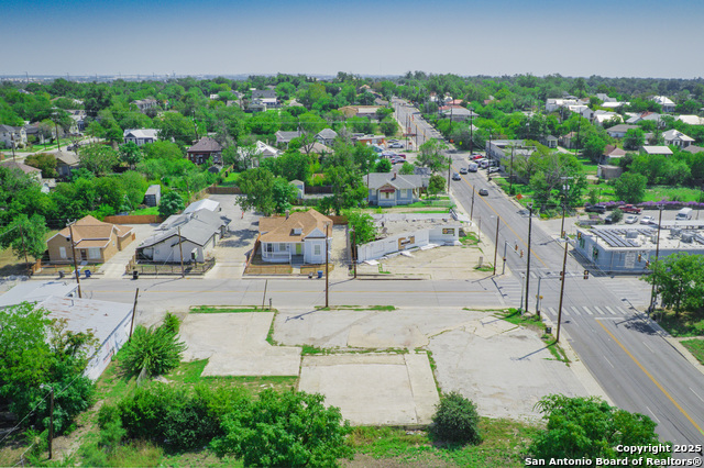 Listing photo id 2 for 1533 E Houston St