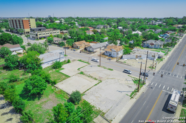 Listing photo id 3 for 1533 E Houston St