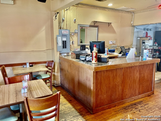 Listing photo id 10 for 1002 Pleasanton Rd.