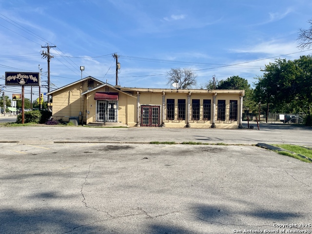 Listing photo id 0 for 1002 Pleasanton Rd.