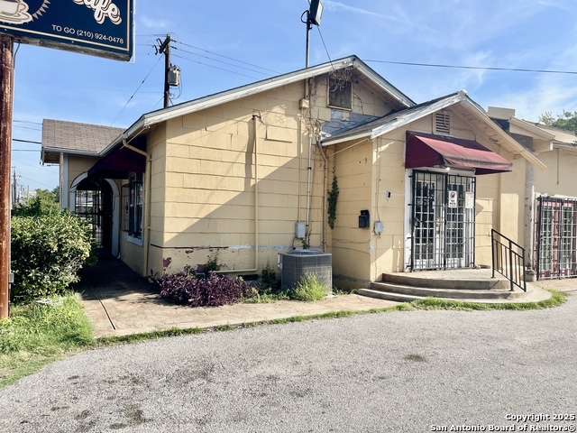 Listing photo id 1 for 1002 Pleasanton Rd.