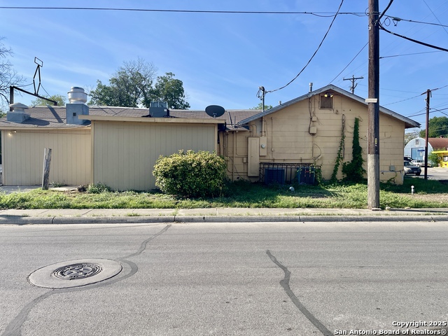 Listing photo id 2 for 1002 Pleasanton Rd.