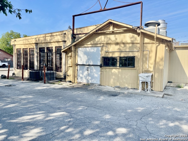 Listing photo id 3 for 1002 Pleasanton Rd.