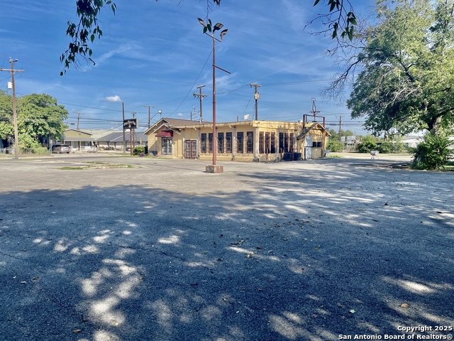Listing photo id 5 for 1002 Pleasanton Rd.