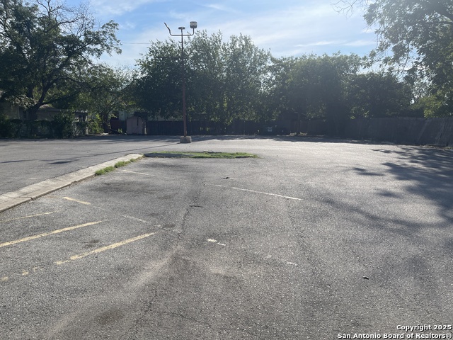 Listing photo id 7 for 1002 Pleasanton Rd.