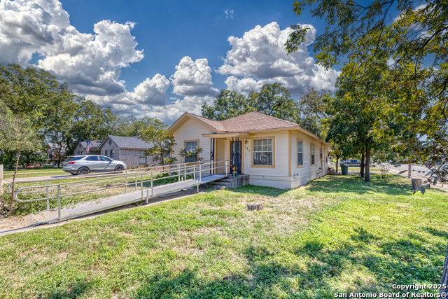 Details for 137 Garden St W, Uvalde, TX 78801