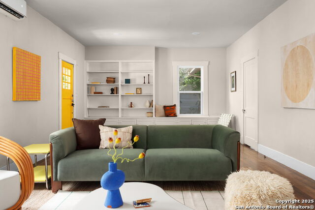 Image 4 of 32 For 502 Courtland