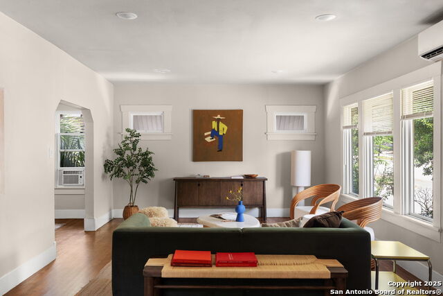 Image 5 of 32 For 502 Courtland