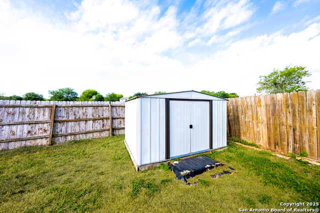 Listing photo id 30 for 6619 Highland Grass