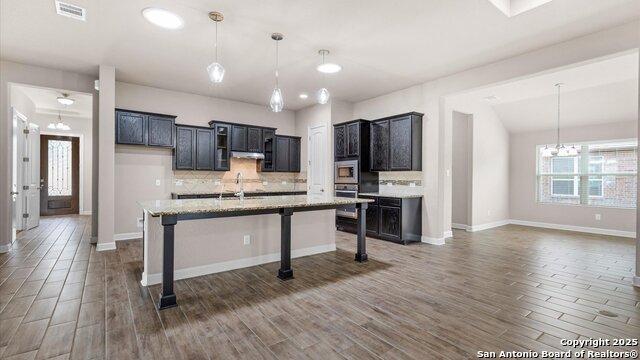 Listing photo id 9 for 1047 Daylan Heights