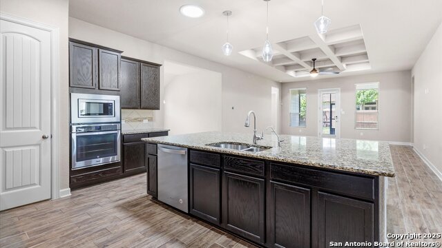 Listing photo id 10 for 1047 Daylan Heights