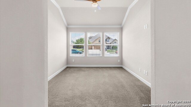 Listing photo id 14 for 1047 Daylan Heights