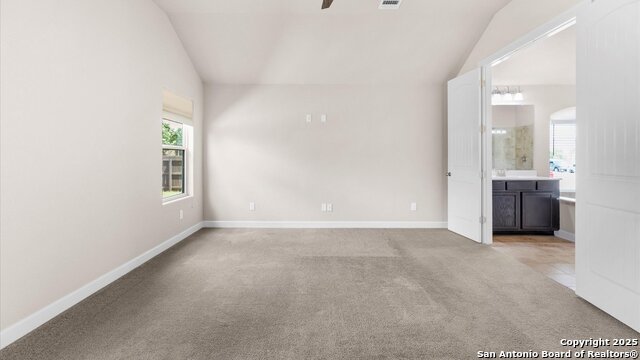 Listing photo id 16 for 1047 Daylan Heights