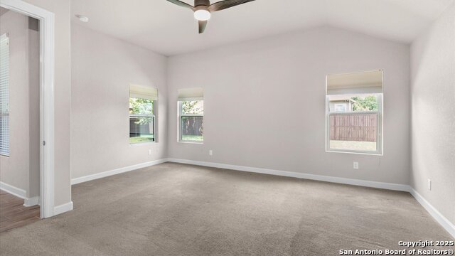 Listing photo id 17 for 1047 Daylan Heights