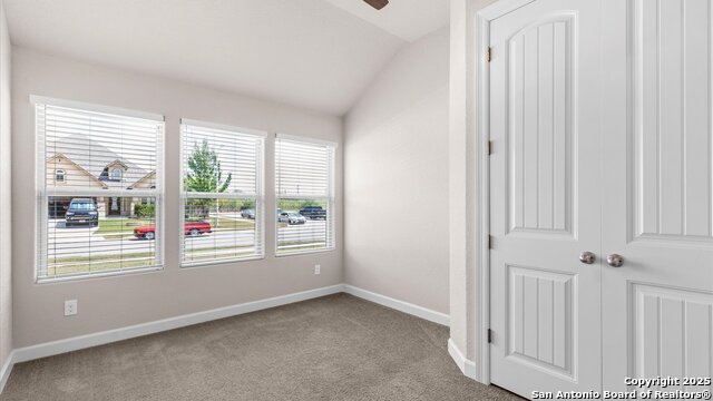 Listing photo id 28 for 1047 Daylan Heights