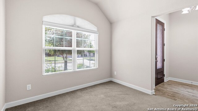 Listing photo id 4 for 1047 Daylan Heights