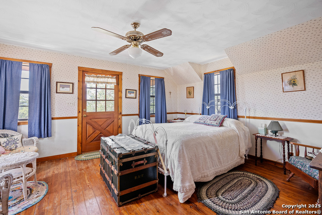 Listing photo id 10 for 667 Medina Bend