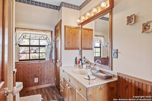 Listing photo id 11 for 667 Medina Bend