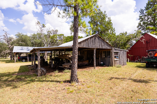 Listing photo id 13 for 667 Medina Bend