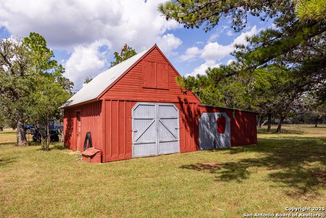 Listing photo id 15 for 667 Medina Bend