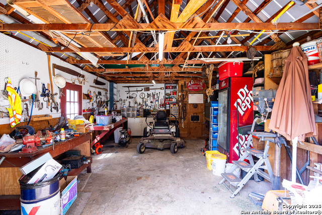 Listing photo id 16 for 667 Medina Bend