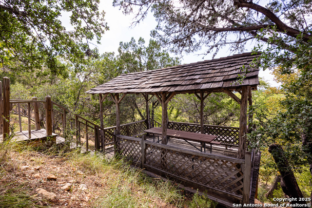 Listing photo id 18 for 667 Medina Bend