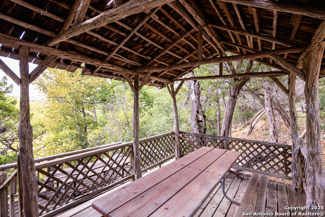 Listing photo id 19 for 667 Medina Bend