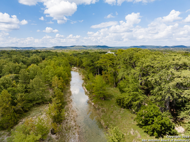 Listing photo id 31 for 667 Medina Bend