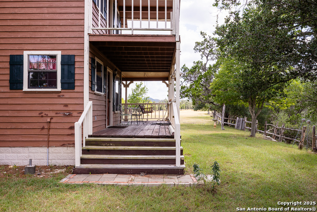 Listing photo id 2 for 667 Medina Bend