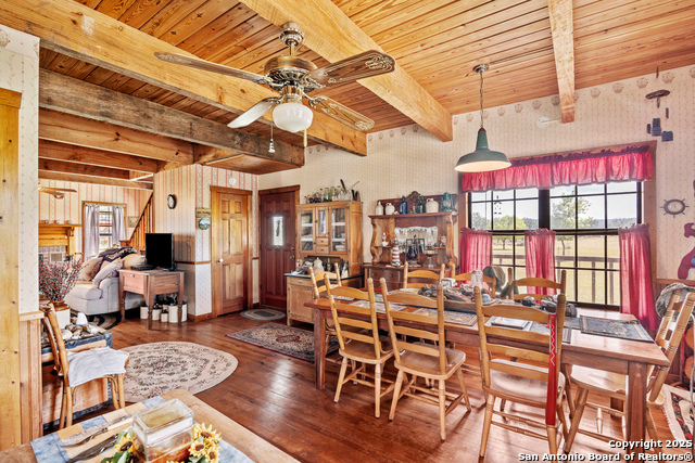 Listing photo id 5 for 667 Medina Bend