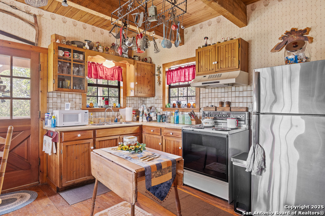 Listing photo id 7 for 667 Medina Bend