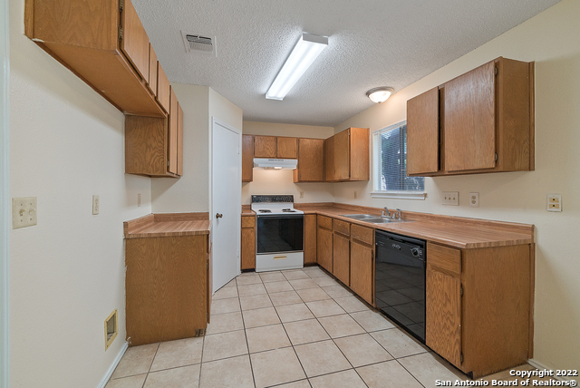 Listing photo id 9 for 6122 Ridge Oak