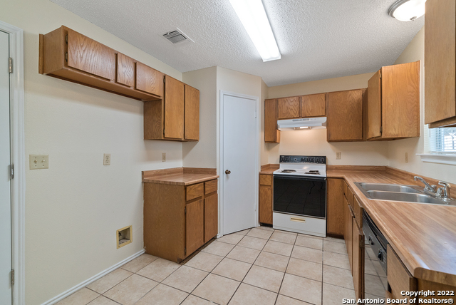 Listing photo id 10 for 6122 Ridge Oak