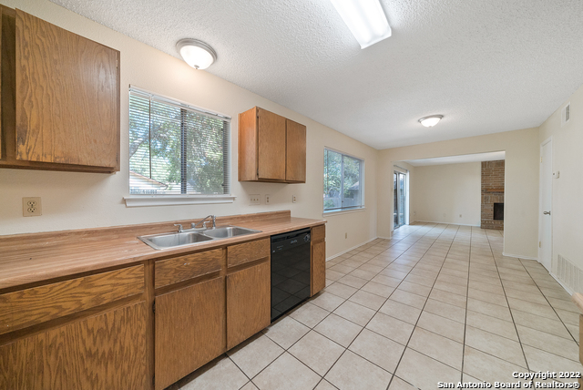 Listing photo id 11 for 6122 Ridge Oak