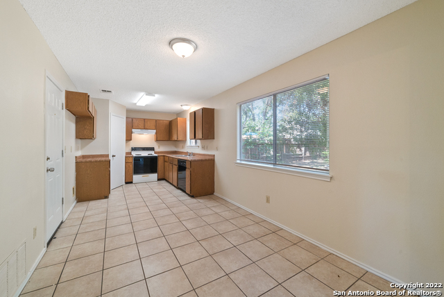 Listing photo id 14 for 6122 Ridge Oak