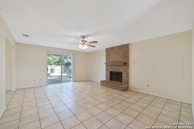 Listing photo id 5 for 6122 Ridge Oak