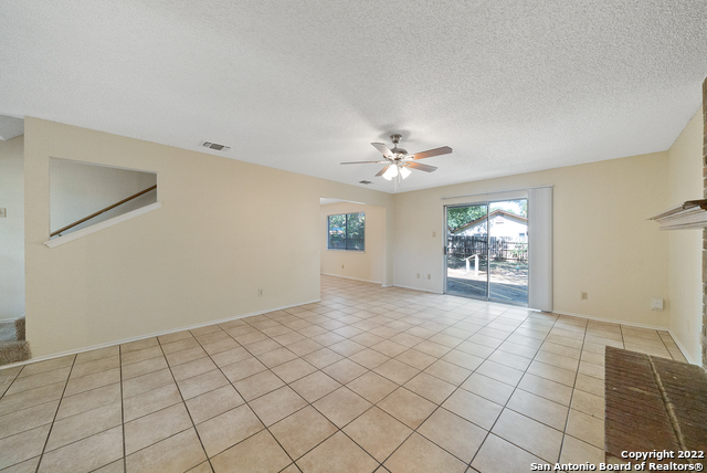 Listing photo id 6 for 6122 Ridge Oak
