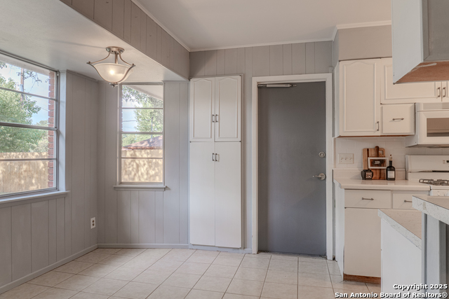 Listing photo id 8 for 210 Downshire