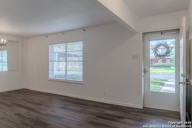 Listing photo id 11 for 210 Downshire