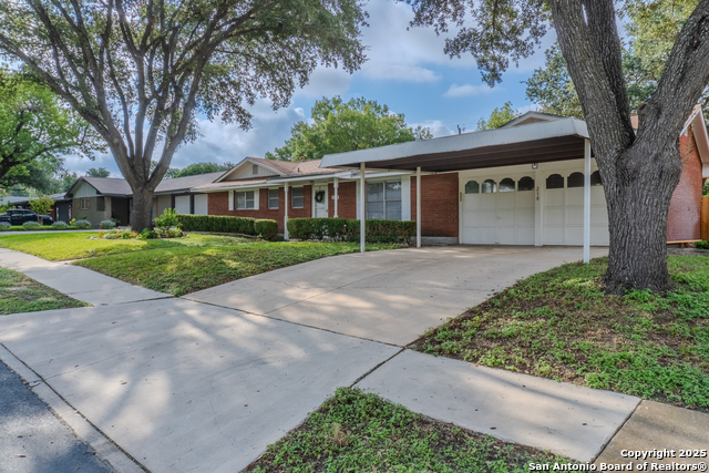 Listing photo id 2 for 210 Downshire