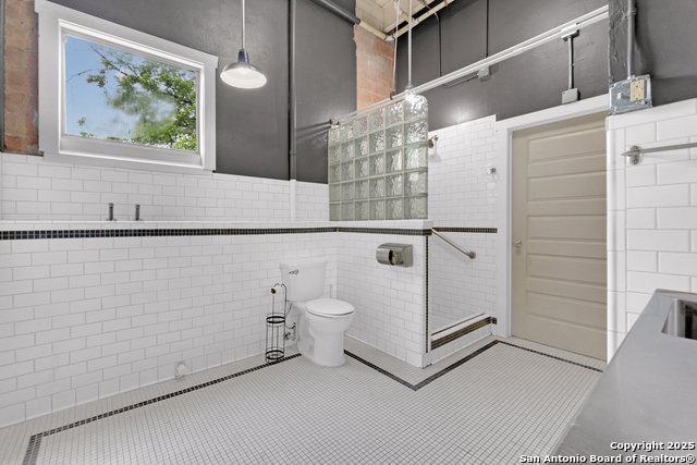 Image 13 of 26 For 3363 Commerce St E 101