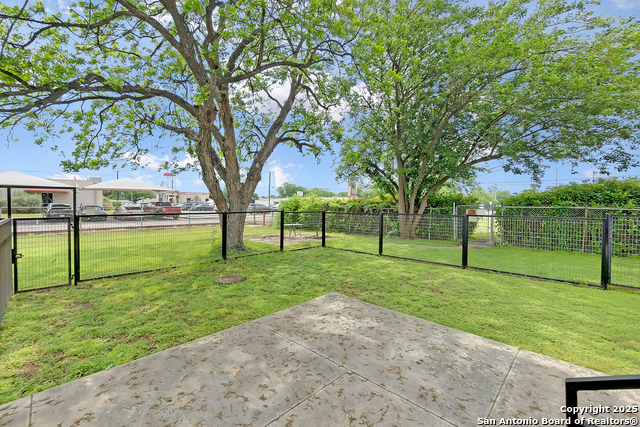 Image 19 of 26 For 3363 Commerce St E 101