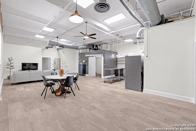 Image 3 of 26 For 3363 Commerce St E 101