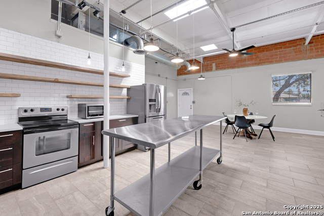 Image 4 of 26 For 3363 Commerce St E 101